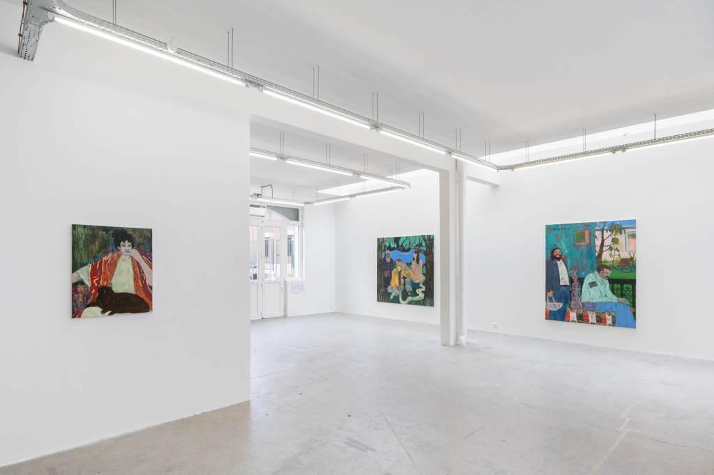 The image shows a large room with white walls and floor and three paintings hanging on the walls. It is an installation view of the exhibition 'Justin Williams' at Galerie Crèvecœur in Paris, 2022.